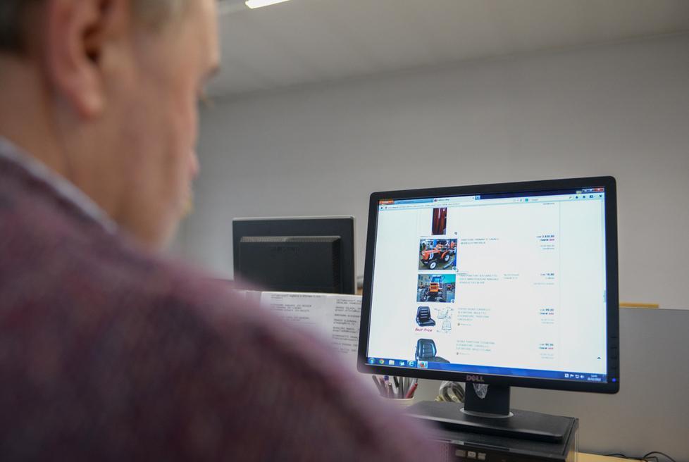 Compra l’auto online ma è una truffa: una denuncia