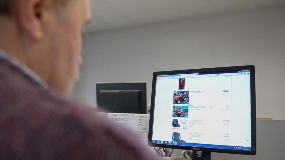 Compra l’auto online ma è una truffa: una denuncia