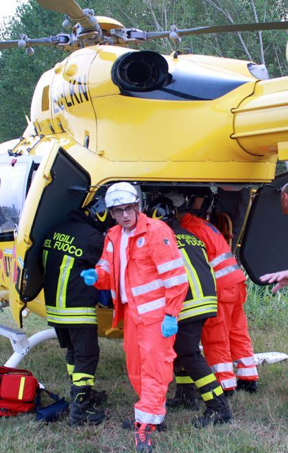 Auto vola giù dall’argine: due feriti 