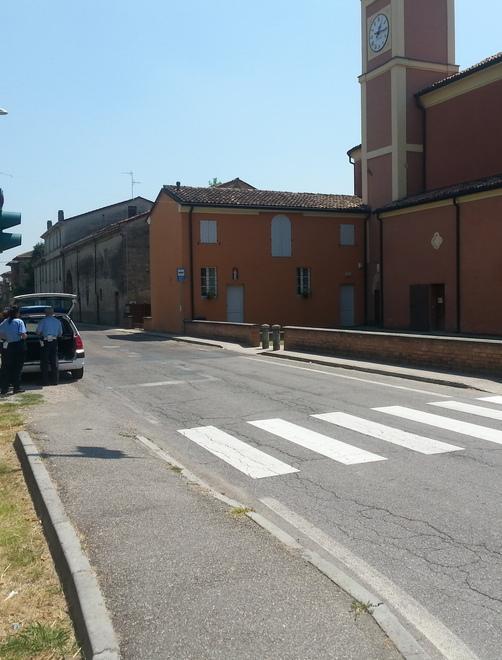 Bambino investito da un’auto mentre attraversa la strada 