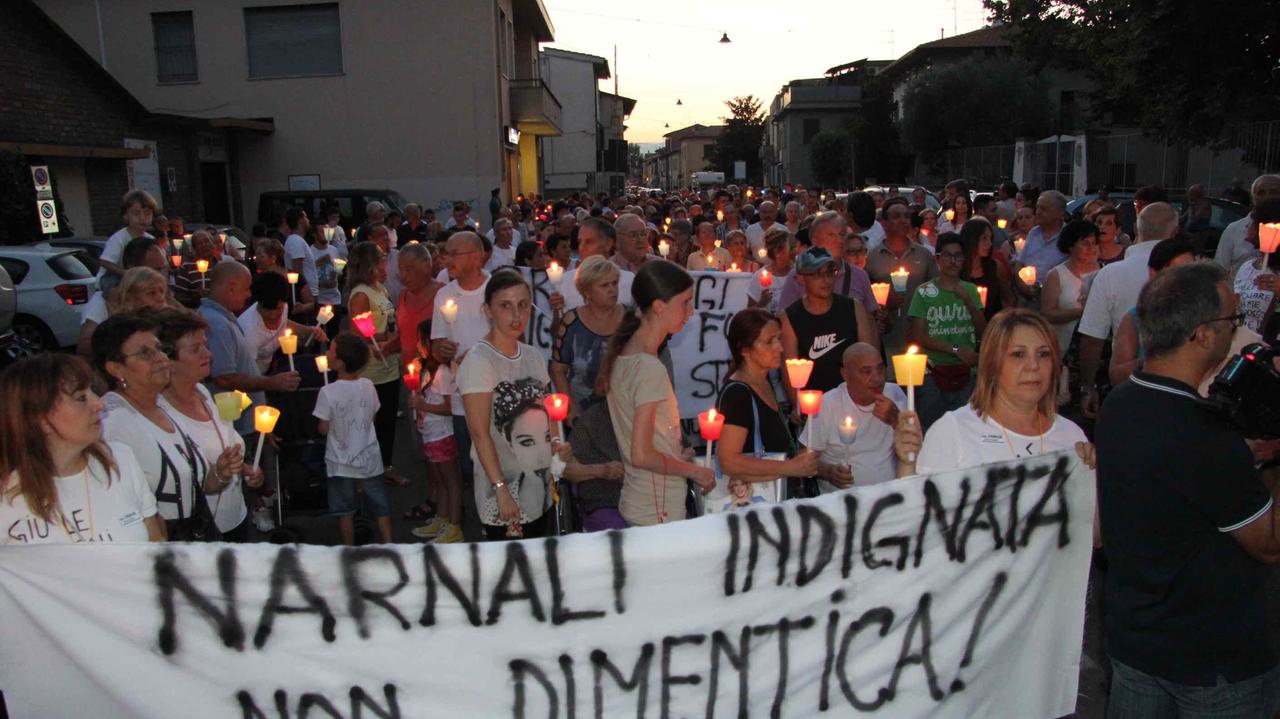 La fiaccolata dei residenti di Narnali in difesa dei "nonni" (foto Batavia)