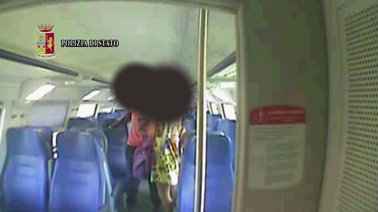 Un'immagine del video che documenta la violenza sul treno