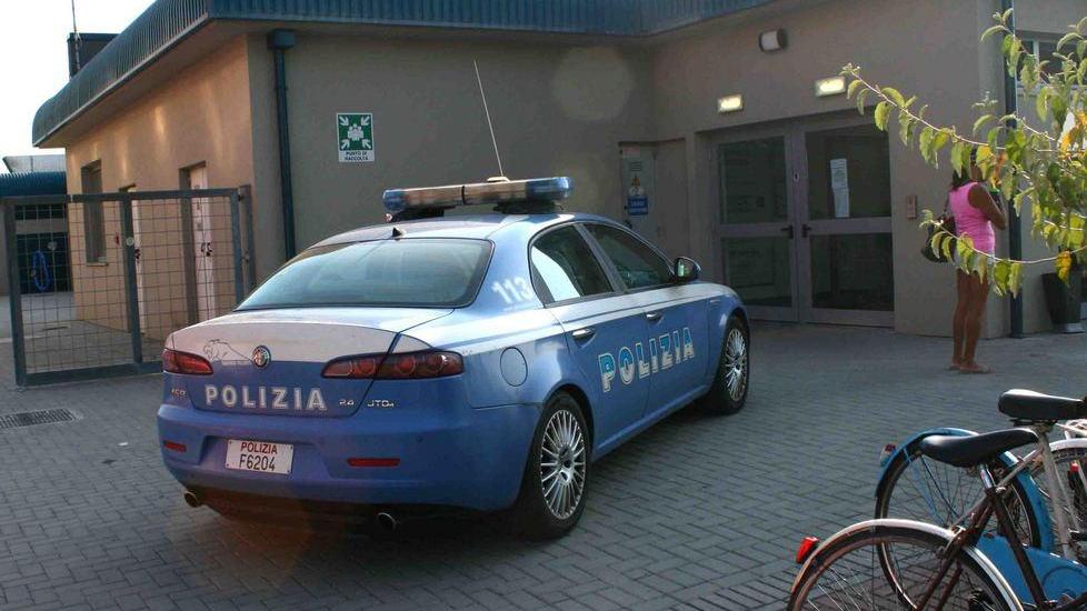 Razzia tra gli ombrelloni rubati cellulari e scarpe