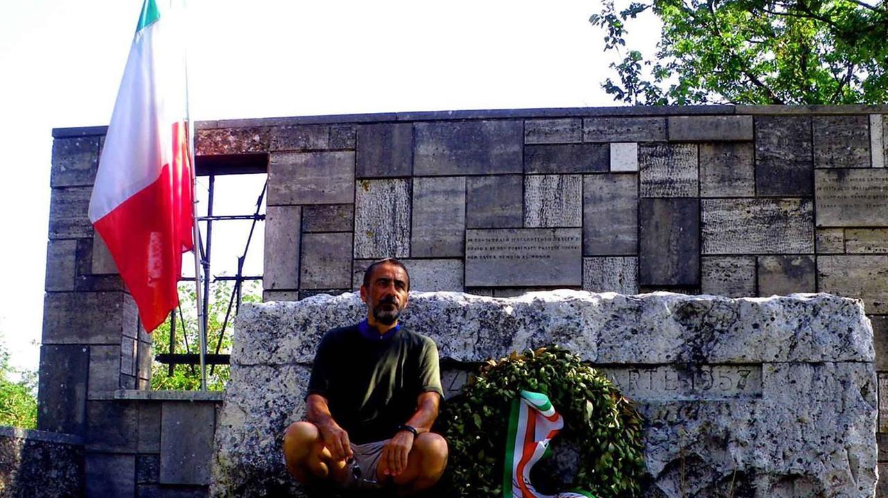 Manolo Nispi davanti al mausoleo di Curzio Malaparte a Spazzavento