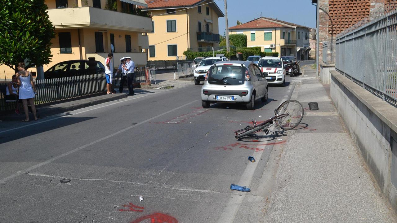 Anziana in bici travolta da un'auto: è grave