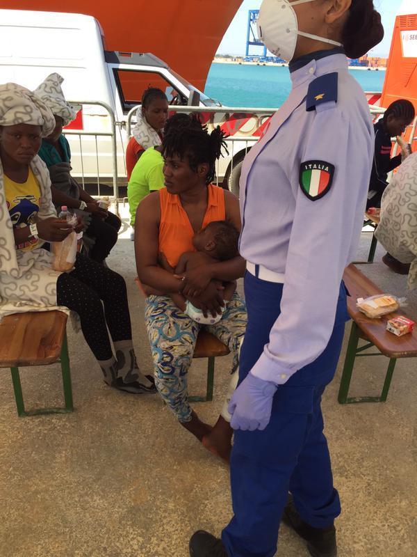 Una foto dei migranti sbarcati a Cagliati postata su Twitter dall'assessore alla sanità Luigi Arru