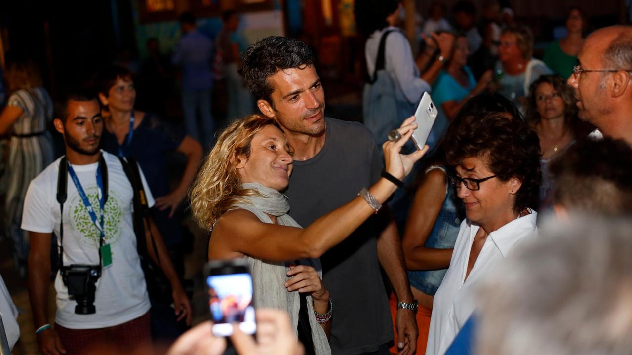 Luca Argentero scatta foto con i fan a Tavolara.