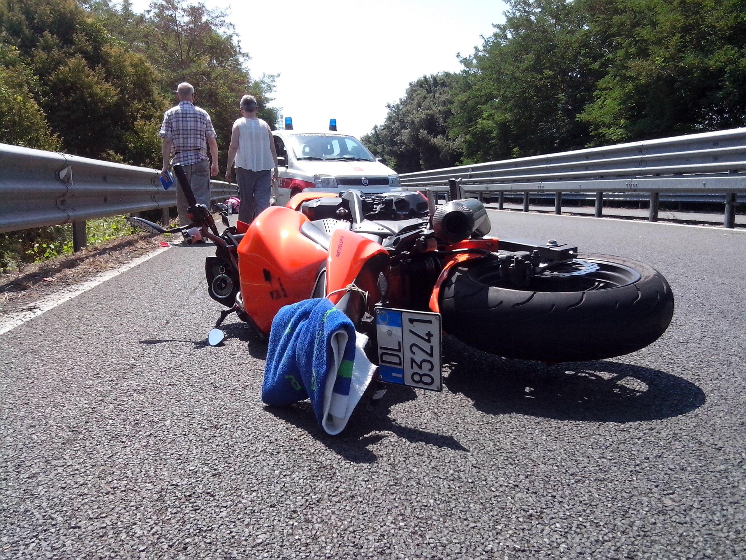 Una delle moto coinvolte nell'incidente sulla variante Aurelia (foto Ciurca/Paglianti)