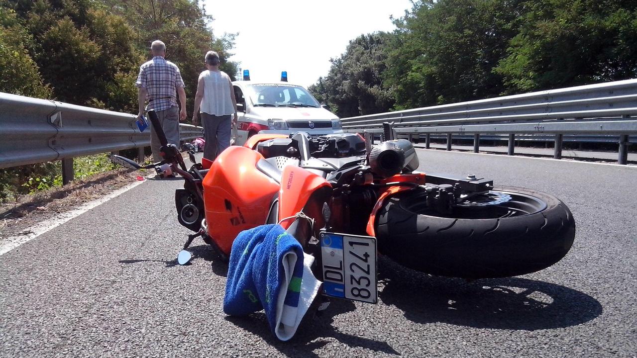 Una delle moto coinvolte nell'incidente sulla variante Aurelia (foto Ciurca/Paglianti)