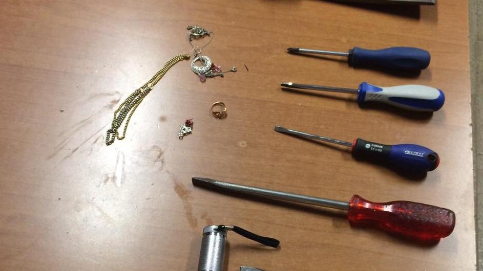 Refurtiva e attrezzi sequestrati al ladro