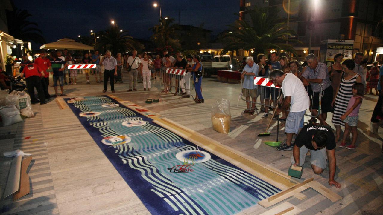 Uno die tappeti di segatura realizzati sul lungomare di Lido di Camaiore