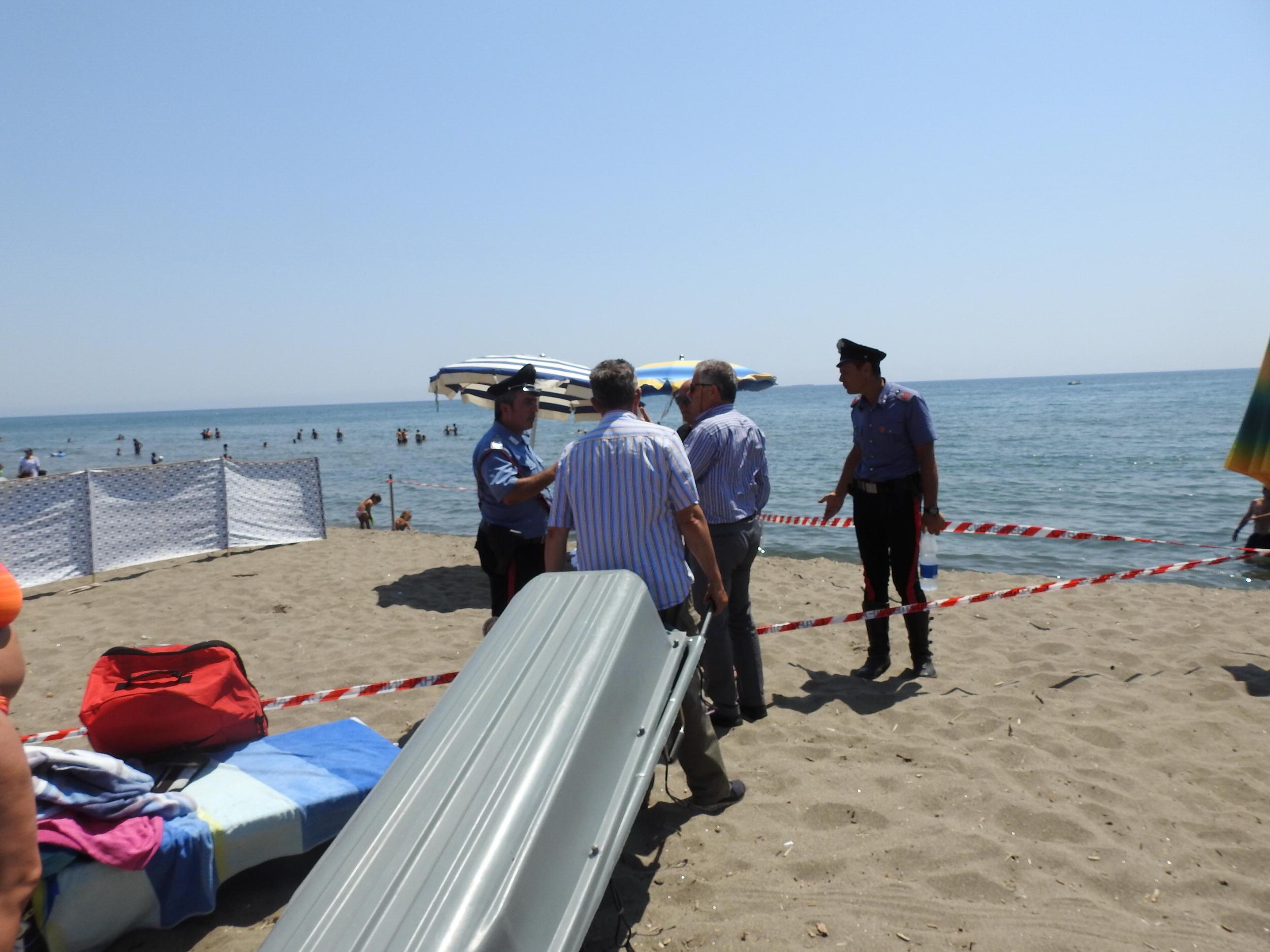 La rimozione della salma del turista (foto Enzo Russo)