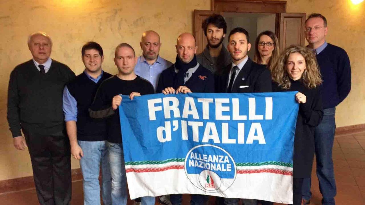 Florestano regge il cartello a sinistra di Paolo Spath