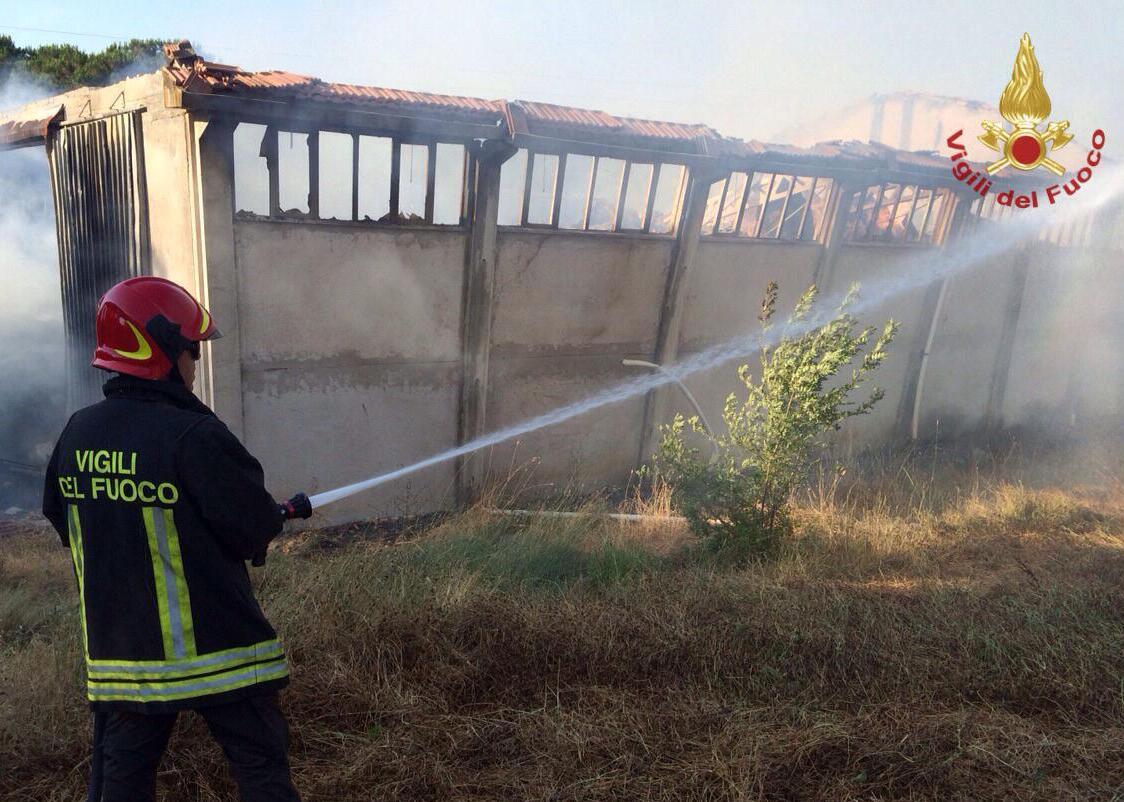 A fuoco un capannone con le rotoballe