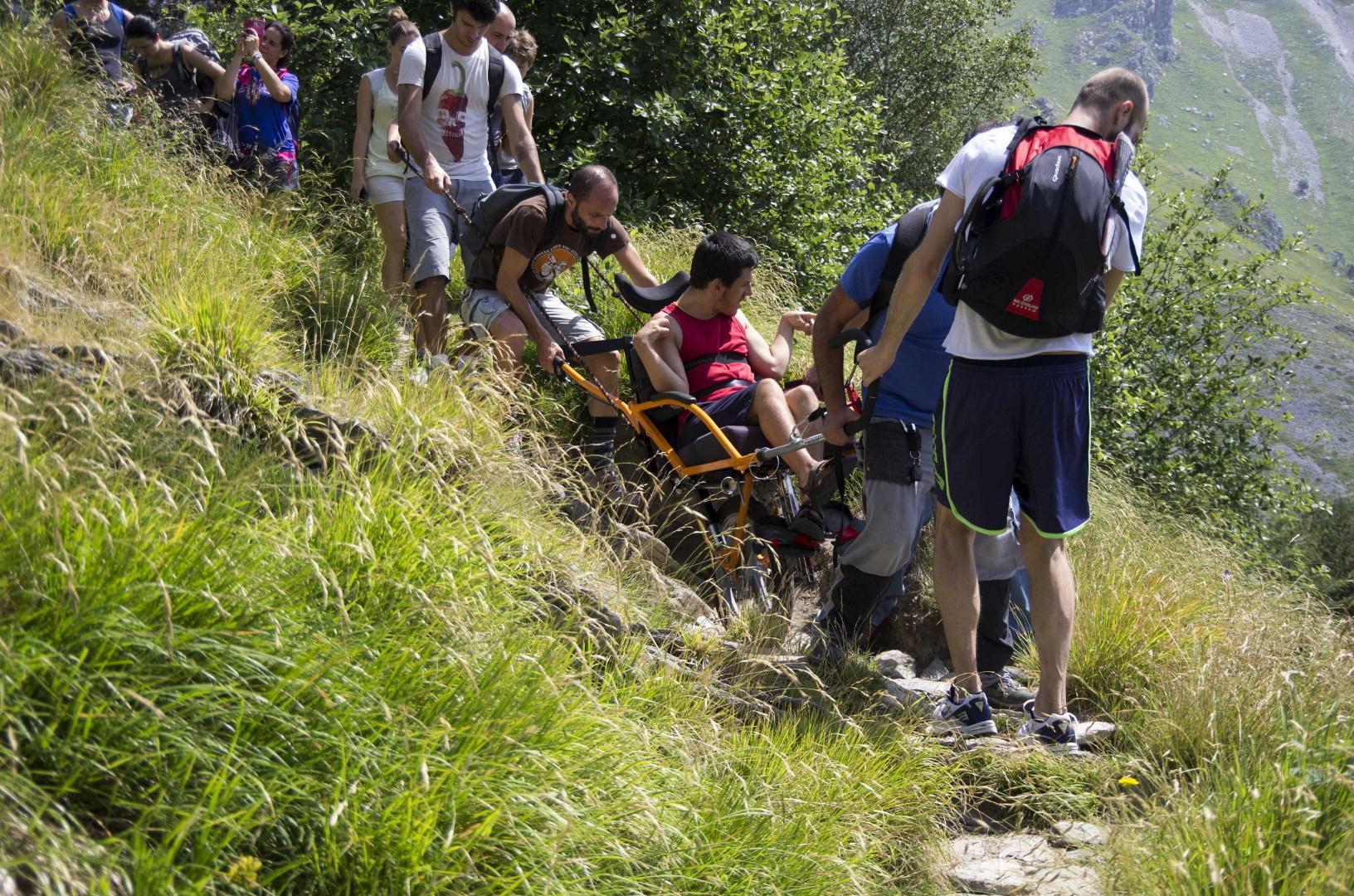 Michele Corfini con i suoi amici sul sentiero che porta al rifugio di Mosceta