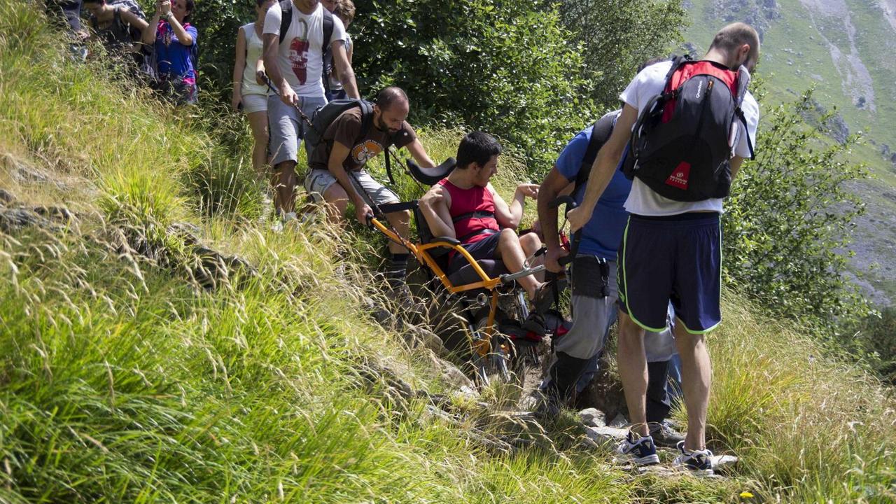 Michele Corfini con i suoi amici sul sentiero che porta al rifugio di Mosceta