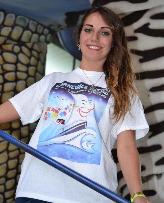 Ondina con la maglietta del Carnevale estivo