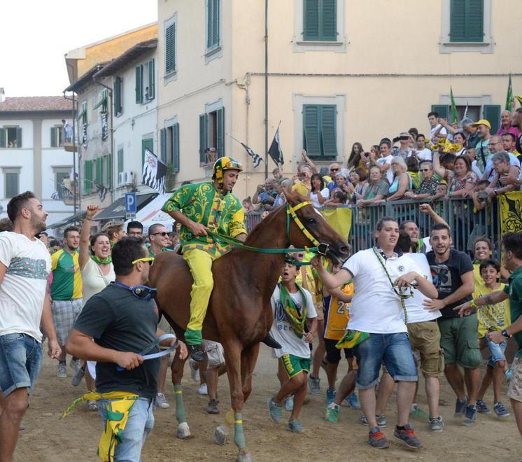 Il Palio di Bientina va a Forra: è Pusceddu "Bighino" il fantino più veloce 