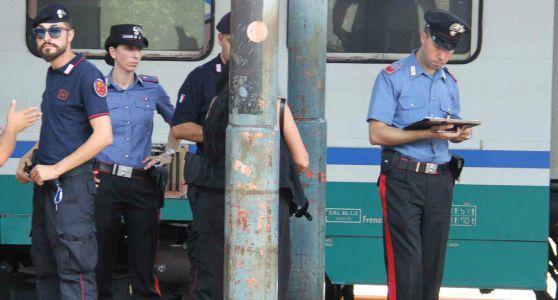 I carabinieri durante l'identificazione dell'uomo (foto Batavia)