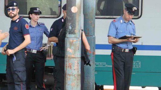 I carabinieri durante l'identificazione dell'uomo (foto Batavia)