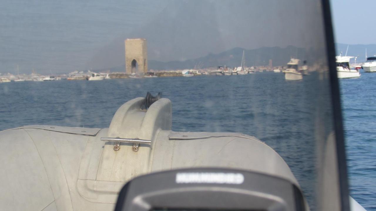 27 gradi indica il termometro della barca al largo della Meloria