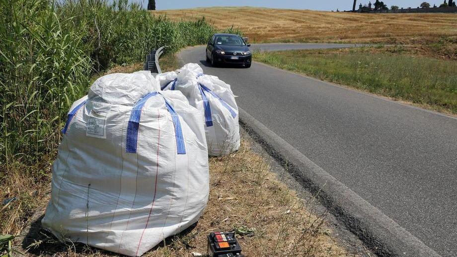 Eternit e batterie lungo la strada