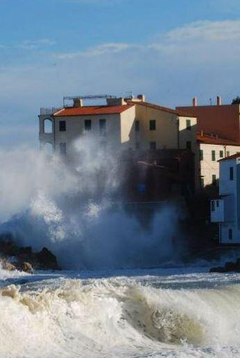 Al Cotone i panni dipinti dall’artista Riccardo Mazzei 