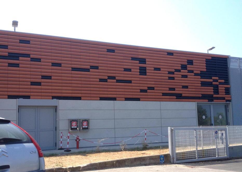 La facciata Coop perde pezzi, ma è manutenzione