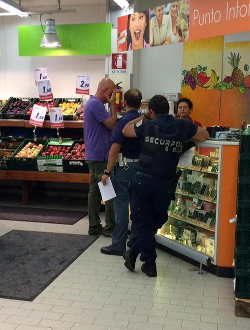 Con la pistola in pugno rapina il Conad 