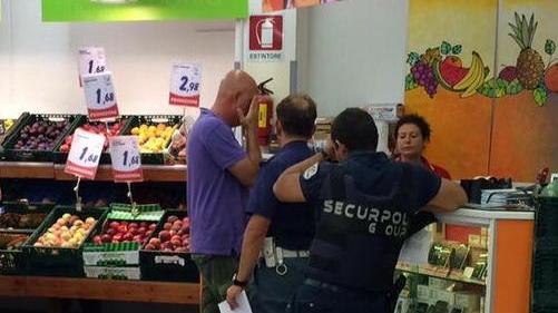 Con la pistola in pugno rapina il Conad