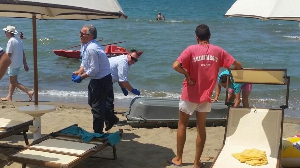 Dramma sotto gli occhi del marito