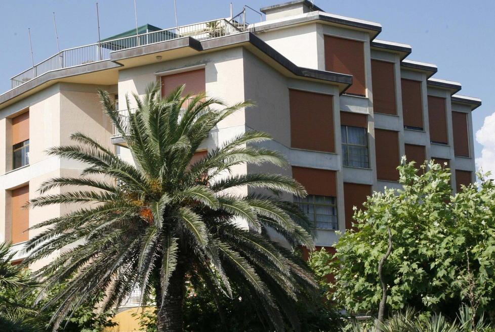 Il Palace va sul mercato dei vip Lo trattano gli agenti dei russi 