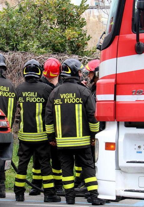 A fuoco una roulotte, paura al campeggio