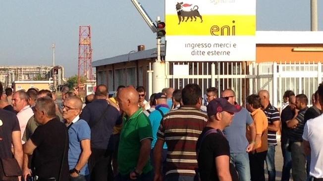 Confindustria e sindacati: «Tutele per gli operai locali»