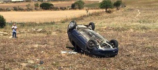 Esce di strada con la Clio, pensionata perde la vita