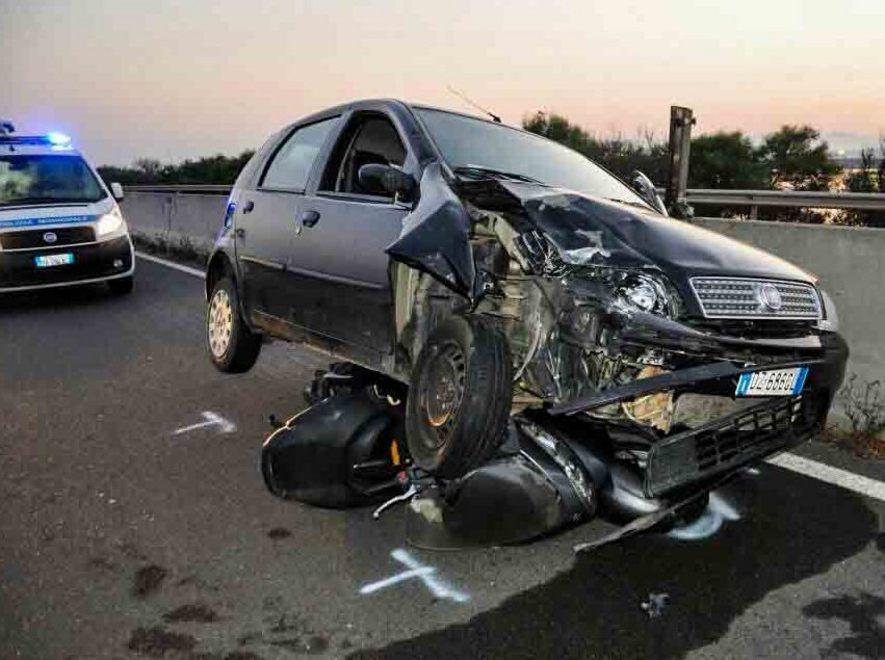 Travolto con lo scooter: muore 24enne 