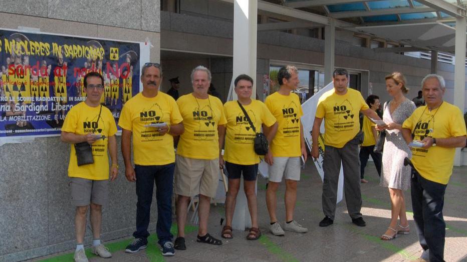 No al deposito di scorie: blitz nei tre aeroporti