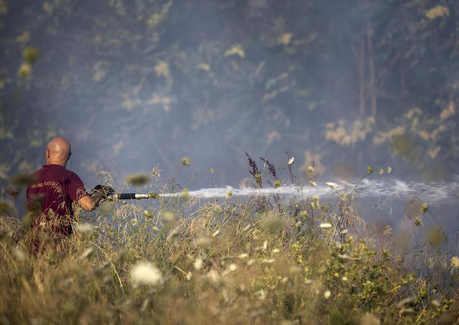 Stagione di fuochi, primi bilanci: in un mese più di 170 roghi 