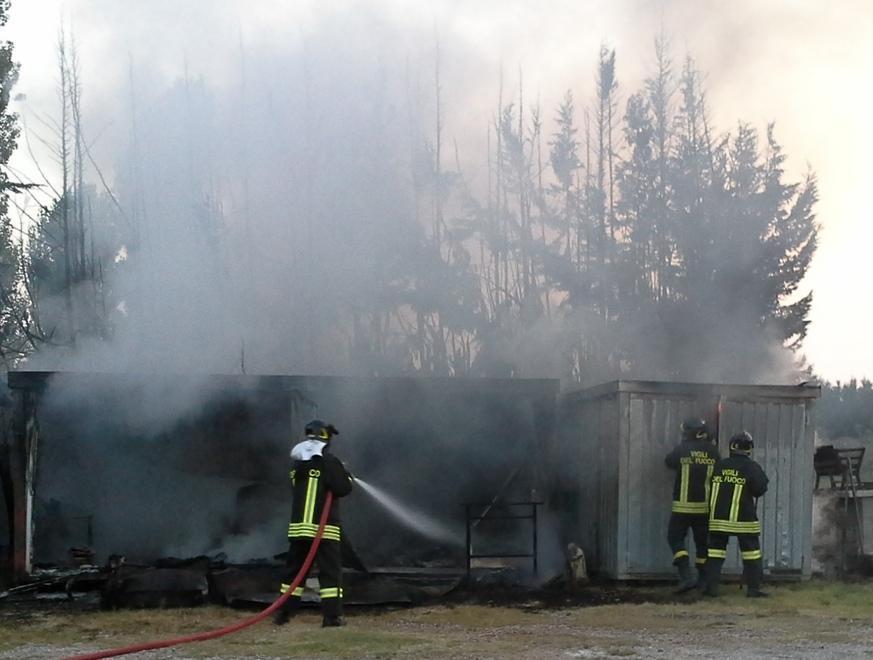 Un incendio distrugge le baracche di un’impresa edile