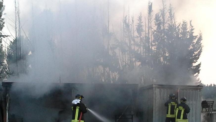 Un incendio distrugge le baracche di un’impresa edile