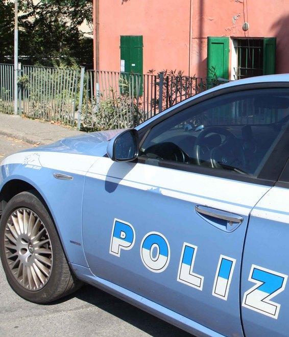 Pensionato trovato morto accanto all’auto nel cortile