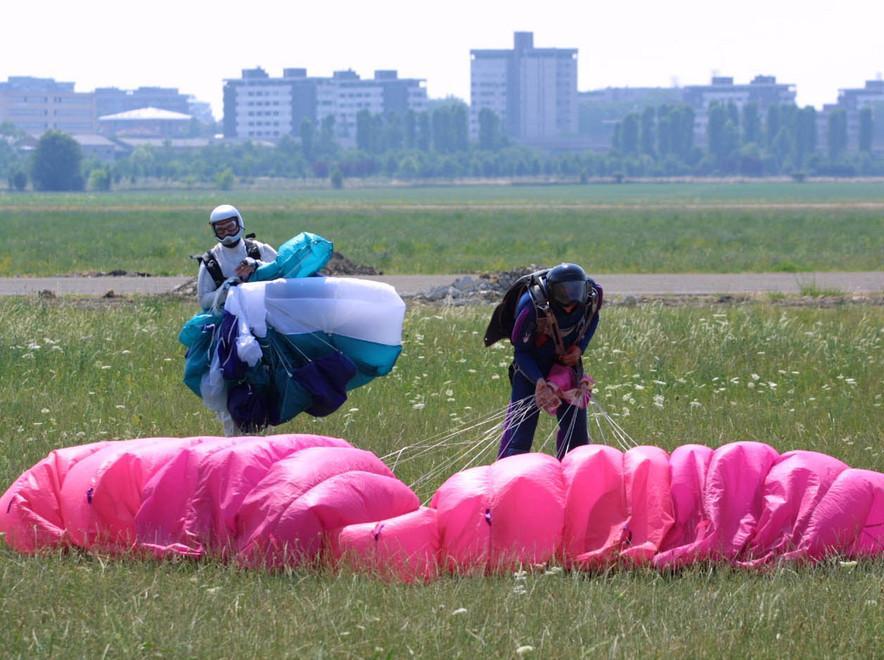 Paura per una giovane paracadutista 