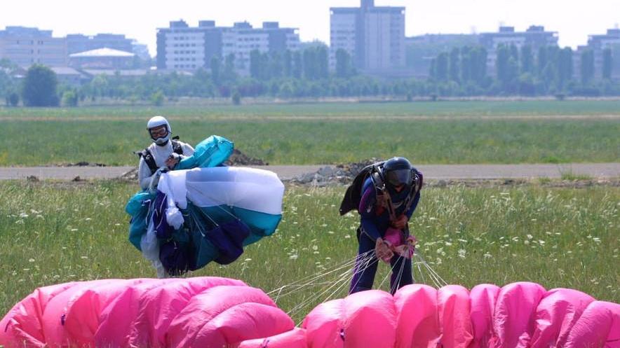Paura per una giovane paracadutista