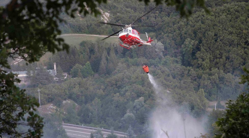 Il sottobosco continua a bruciare 