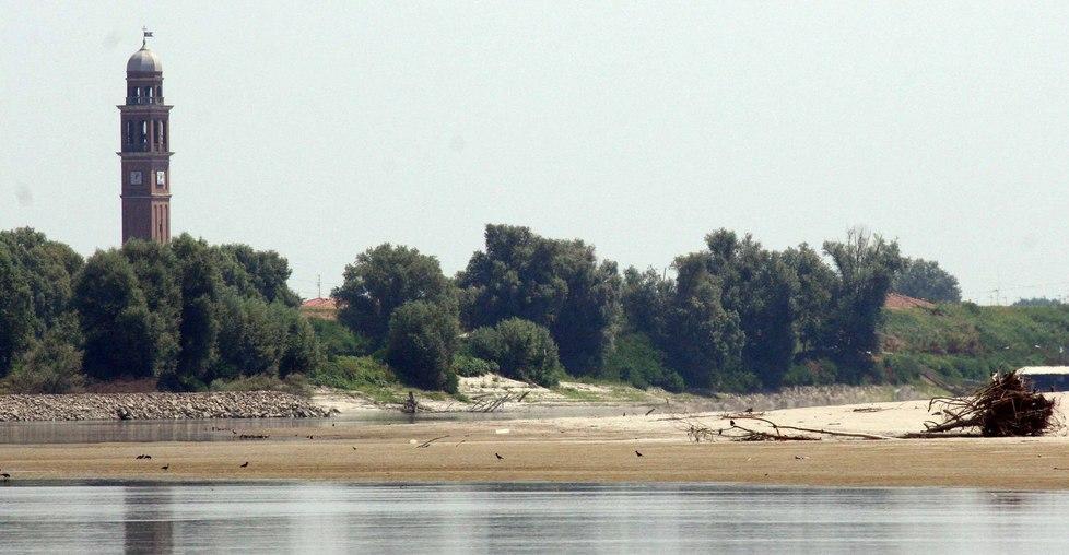 Paesaggio lunare. Ferrara, è la gran secca del Po 