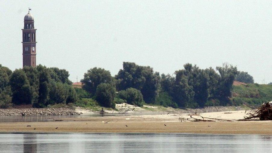 Paesaggio lunare. Ferrara, è la gran secca del Po