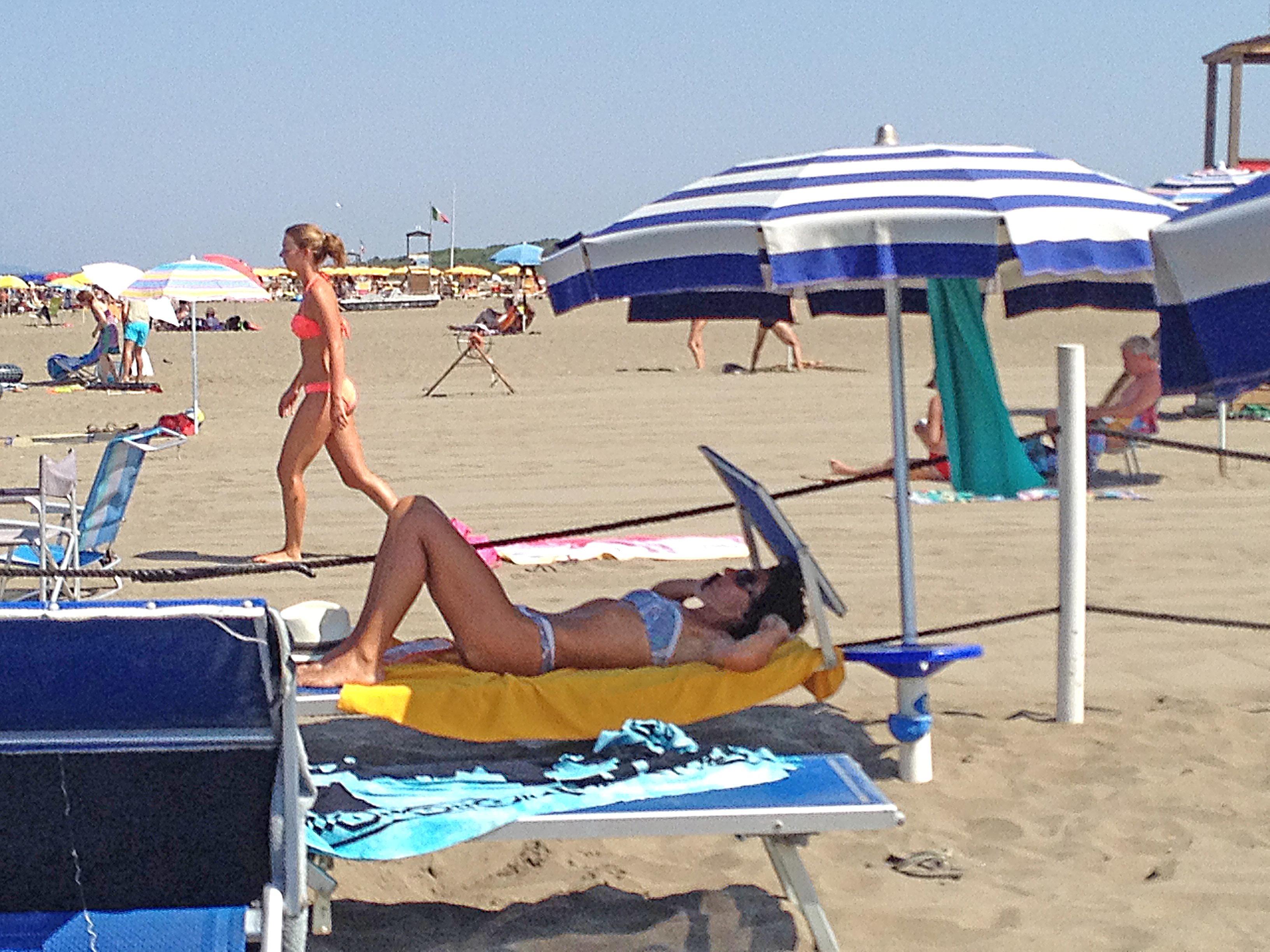 Agnese Renzi in spiaggia all'Etruria beach di Castagneto (foto di Divina Vitale)