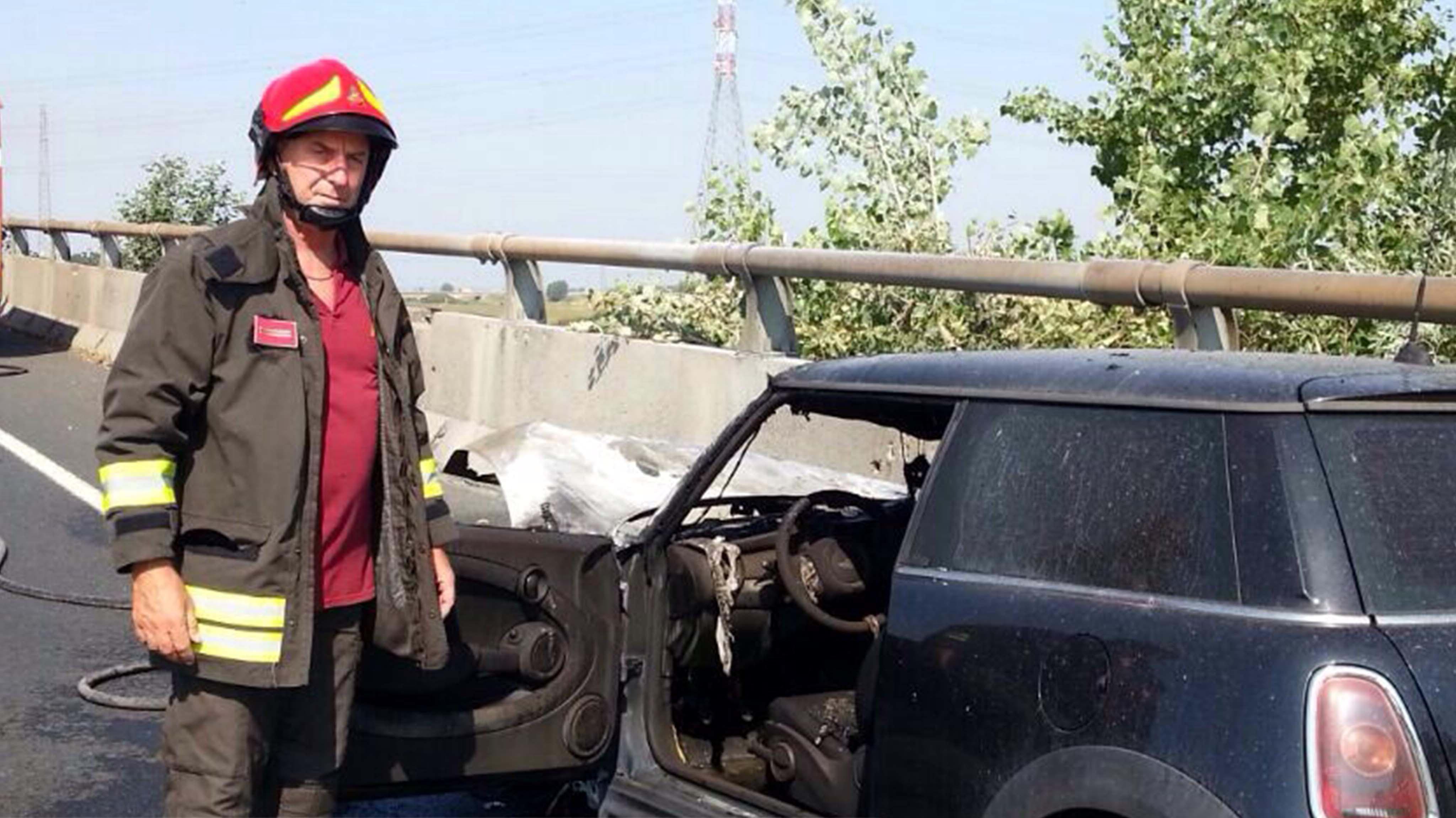 Auto a fuoco lungo la superstrada a Lavoria 