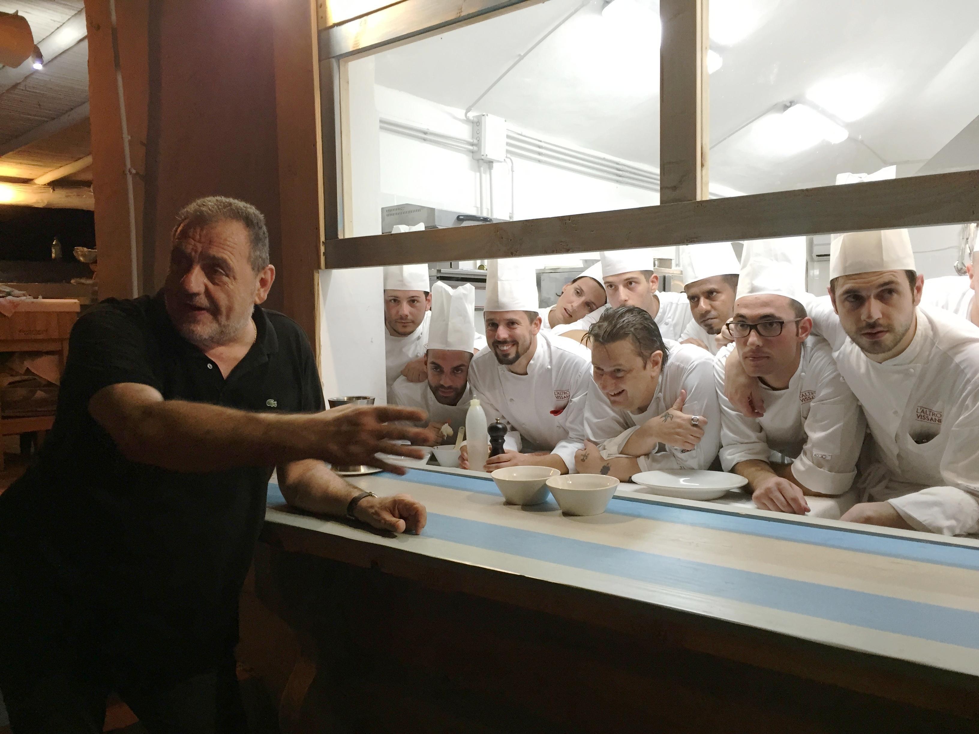 Gianfranco Vissani con la sua squadra di chef al Pepero