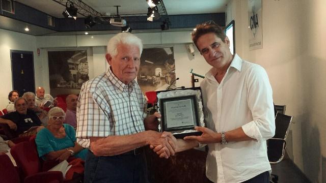 Guerrando Gelli riceve la targa ricordo dal presidente della Cna Claudio Bettazzi
